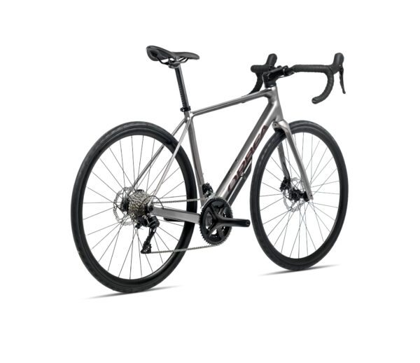 La Orbea Avant H30 2025 es una bicicleta de carretera con cuadro de aluminio y transmisión Shimano 105 de 12 velocidades. Diseñada para rutas largas y exigentes, ofrece comodidad, rendimiento y frenos de disco hidráulicos para una experiencia segura y confiable.