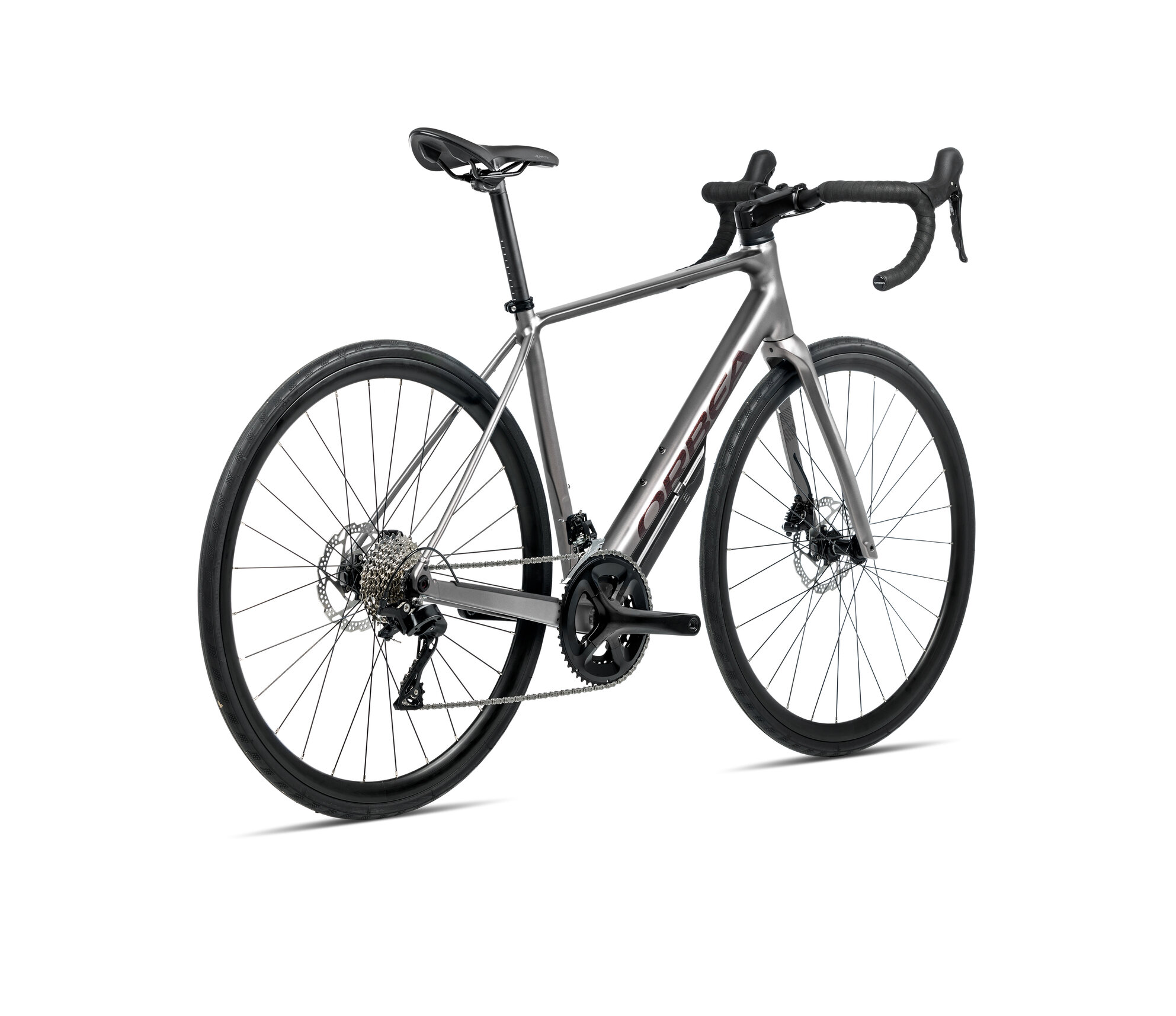 La Orbea Avant H30 2025 es una bicicleta de carretera con cuadro de aluminio y transmisión Shimano 105 de 12 velocidades. Diseñada para rutas largas y exigentes, ofrece comodidad, rendimiento y frenos de disco hidráulicos para una experiencia segura y confiable.