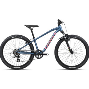 La Orbea MX 24 2024 es una bicicleta infantil de alta calidad, diseñada para ofrecer comodidad, durabilidad y diversión en cada pedalada. Con un cuadro de aluminio 6061, horquilla SR Suntour y componentes Shimano, es ideal para niños que buscan iniciarse en el mundo del ciclismo. Su diseño robusto y su transmisión de 7 velocidades aseguran un rendimiento óptimo tanto en paseos urbanos como en rutas más aventureras. La Orbea MX 24 combina la tecnología de última generación con un estilo atractivo para que los más pequeños disfruten de cada aventura.