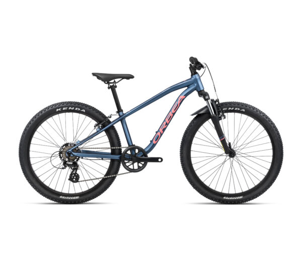 La Orbea MX 24 2024 es una bicicleta infantil de alta calidad, diseñada para ofrecer comodidad, durabilidad y diversión en cada pedalada. Con un cuadro de aluminio 6061, horquilla SR Suntour y componentes Shimano, es ideal para niños que buscan iniciarse en el mundo del ciclismo. Su diseño robusto y su transmisión de 7 velocidades aseguran un rendimiento óptimo tanto en paseos urbanos como en rutas más aventureras. La Orbea MX 24 combina la tecnología de última generación con un estilo atractivo para que los más pequeños disfruten de cada aventura.