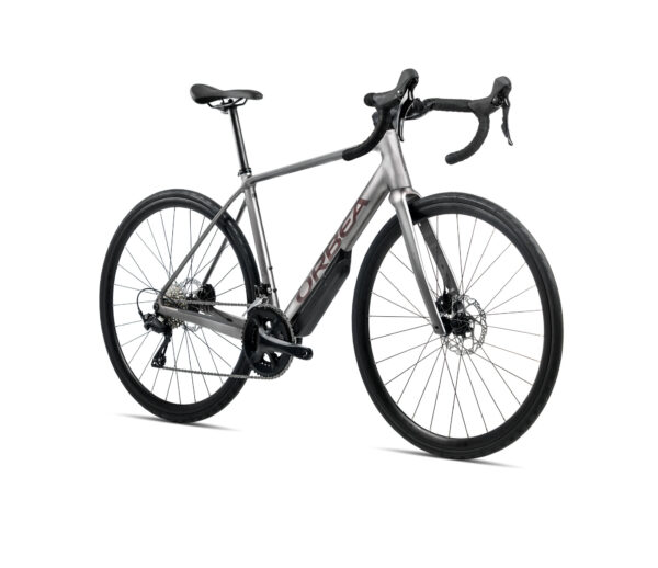 La Orbea Avant H30 2025 es una bicicleta de carretera con cuadro de aluminio y transmisión Shimano 105 de 12 velocidades. Diseñada para rutas largas y exigentes, ofrece comodidad, rendimiento y frenos de disco hidráulicos para una experiencia segura y confiable.