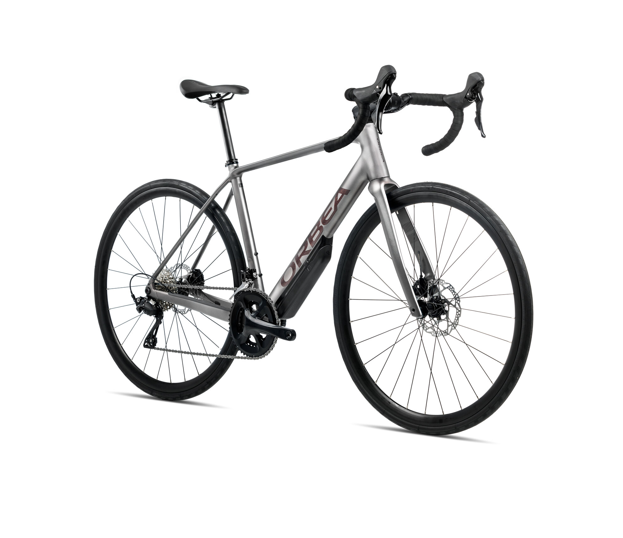 La Orbea Avant H30 2025 es una bicicleta de carretera con cuadro de aluminio y transmisión Shimano 105 de 12 velocidades. Diseñada para rutas largas y exigentes, ofrece comodidad, rendimiento y frenos de disco hidráulicos para una experiencia segura y confiable.