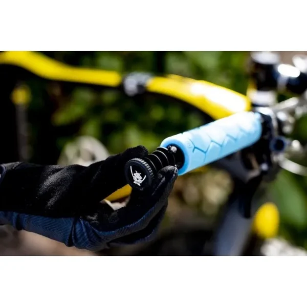 El Kit de Reparación para Tubeless Sahmurai Sword ha transformado la forma de reparar los pinchazos grandes en neumáticos Tubeless. Su diseño innovador y práctico lo hace fácil de transportar y usar. Este kit está pensado para reparar pinchazos que el líquido preventivo no puede sellar, siendo ideal para ciclistas que buscan una solución efectiva en sus rutas.