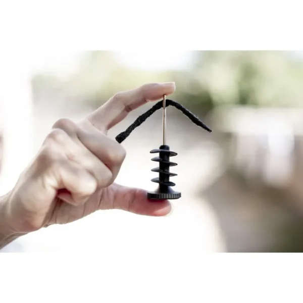 El Kit de Reparación para Tubeless Sahmurai Sword ha transformado la forma de reparar los pinchazos grandes en neumáticos Tubeless. Su diseño innovador y práctico lo hace fácil de transportar y usar. Este kit está pensado para reparar pinchazos que el líquido preventivo no puede sellar, siendo ideal para ciclistas que buscan una solución efectiva en sus rutas.