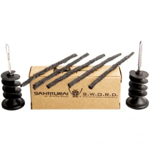 El Kit de Reparación para Tubeless Sahmurai Sword ha transformado la forma de reparar los pinchazos grandes en neumáticos Tubeless. Su diseño innovador y práctico lo hace fácil de transportar y usar. Este kit está pensado para reparar pinchazos que el líquido preventivo no puede sellar, siendo ideal para ciclistas que buscan una solución efectiva en sus rutas.