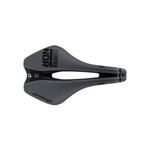 Diseñado y desarrollado para uso todoterreno, Dimension NDR también encuentra una aplicación perfecta en el sector de la carretera. Su forma ergonómica, así como su reducido peso, hacen que este sillín sea muy versátil y apto para todas las disciplinas, sin distinciones "HOMBRE - MUJER". El acolchado aumentado de 3 mm garantiza una mayor absorción de las vibraciones, mientras que la zona del asiento redondeada apoya al ciclista en la rotación natural de la pelvis; la punta más corta (35 mm menos que los sillines tradicionales) elimina el entumecimiento y los picos de presión en la fase máxima; Dimension NDR gracias al canal de alivio PAS más amplio, reduce la compresión de los tejidos blandos, tendones y vasos sanguíneos asegurando un flujo sanguíneo regular. La incorporación de protección lateral (Side Protector) evita desagradables rayones o daños por caídas: pequeños detalles que marcan la diferencia.