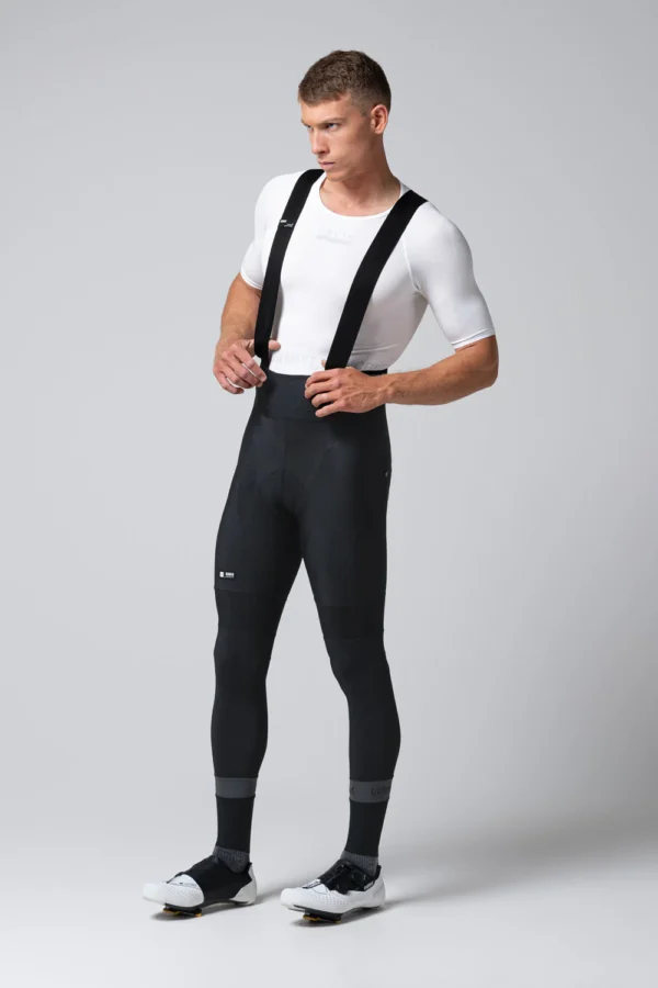 El culotte largo de ciclismo para invierno está diseñado para ciclistas que buscan protección térmica y comodidad durante los meses fríos. Con tecnología RAINLAB que proporciona protección al viento y lluvia ligera, este culotte asegura un aislamiento excelente en temperaturas de 0-15 ºC. Su tejido térmico con fleece interior y la badana K10 Graphene de Elastic Interface® garantizan una compresión muscular ideal y un confort duradero durante largos entrenamientos. Además, los tirantes con hilo de grafeno favorecen la regulación térmica y tienen propiedades antibacterianas. Con detalles reflectantes y un ajuste envolvente, es el culotte perfecto para ciclistas en climas fríos y desafiantes.