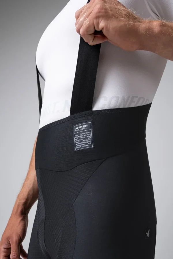 El culotte largo de ciclismo para invierno está diseñado para ciclistas que buscan protección térmica y comodidad durante los meses fríos. Con tecnología RAINLAB que proporciona protección al viento y lluvia ligera, este culotte asegura un aislamiento excelente en temperaturas de 0-15 ºC. Su tejido térmico con fleece interior y la badana K10 Graphene de Elastic Interface® garantizan una compresión muscular ideal y un confort duradero durante largos entrenamientos. Además, los tirantes con hilo de grafeno favorecen la regulación térmica y tienen propiedades antibacterianas. Con detalles reflectantes y un ajuste envolvente, es el culotte perfecto para ciclistas en climas fríos y desafiantes.