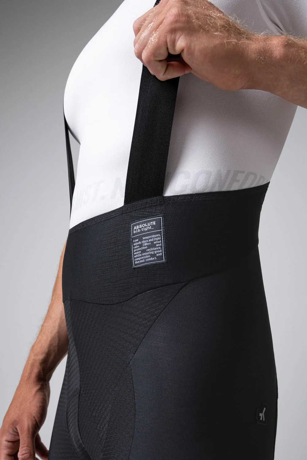 El culotte largo de ciclismo para invierno está diseñado para ciclistas que buscan protección térmica y comodidad durante los meses fríos. Con tecnología RAINLAB que proporciona protección al viento y lluvia ligera, este culotte asegura un aislamiento excelente en temperaturas de 0-15 ºC. Su tejido térmico con fleece interior y la badana K10 Graphene de Elastic Interface® garantizan una compresión muscular ideal y un confort duradero durante largos entrenamientos. Además, los tirantes con hilo de grafeno favorecen la regulación térmica y tienen propiedades antibacterianas. Con detalles reflectantes y un ajuste envolvente, es el culotte perfecto para ciclistas en climas fríos y desafiantes.