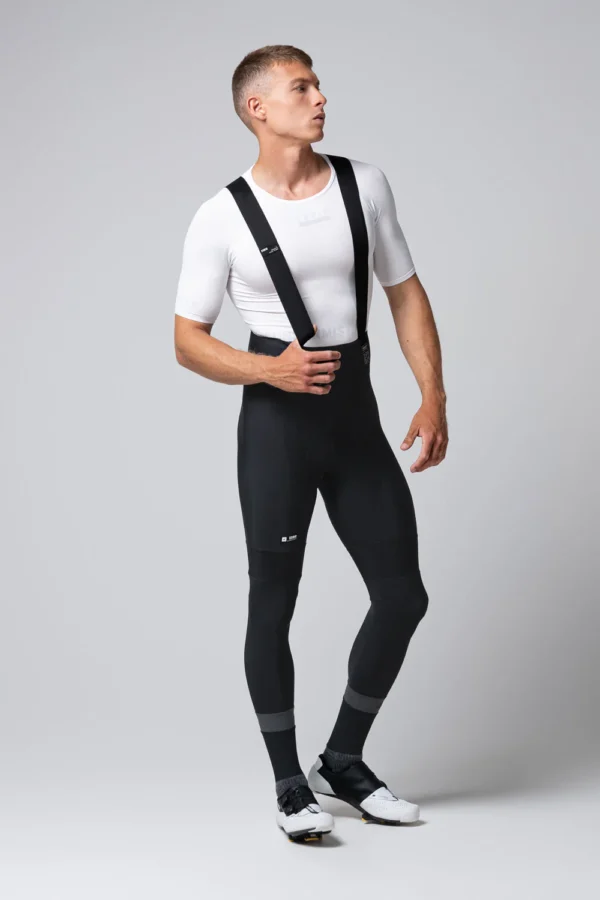 El culotte largo de ciclismo para invierno está diseñado para ciclistas que buscan protección térmica y comodidad durante los meses fríos. Con tecnología RAINLAB que proporciona protección al viento y lluvia ligera, este culotte asegura un aislamiento excelente en temperaturas de 0-15 ºC. Su tejido térmico con fleece interior y la badana K10 Graphene de Elastic Interface® garantizan una compresión muscular ideal y un confort duradero durante largos entrenamientos. Además, los tirantes con hilo de grafeno favorecen la regulación térmica y tienen propiedades antibacterianas. Con detalles reflectantes y un ajuste envolvente, es el culotte perfecto para ciclistas en climas fríos y desafiantes.