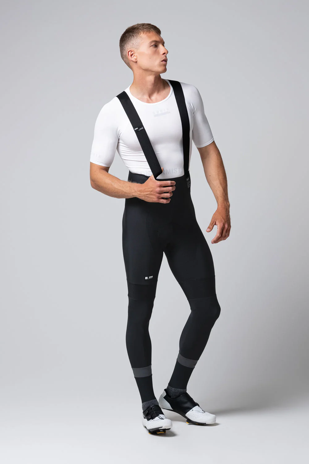 El culotte largo de ciclismo para invierno está diseñado para ciclistas que buscan protección térmica y comodidad durante los meses fríos. Con tecnología RAINLAB que proporciona protección al viento y lluvia ligera, este culotte asegura un aislamiento excelente en temperaturas de 0-15 ºC. Su tejido térmico con fleece interior y la badana K10 Graphene de Elastic Interface® garantizan una compresión muscular ideal y un confort duradero durante largos entrenamientos. Además, los tirantes con hilo de grafeno favorecen la regulación térmica y tienen propiedades antibacterianas. Con detalles reflectantes y un ajuste envolvente, es el culotte perfecto para ciclistas en climas fríos y desafiantes.