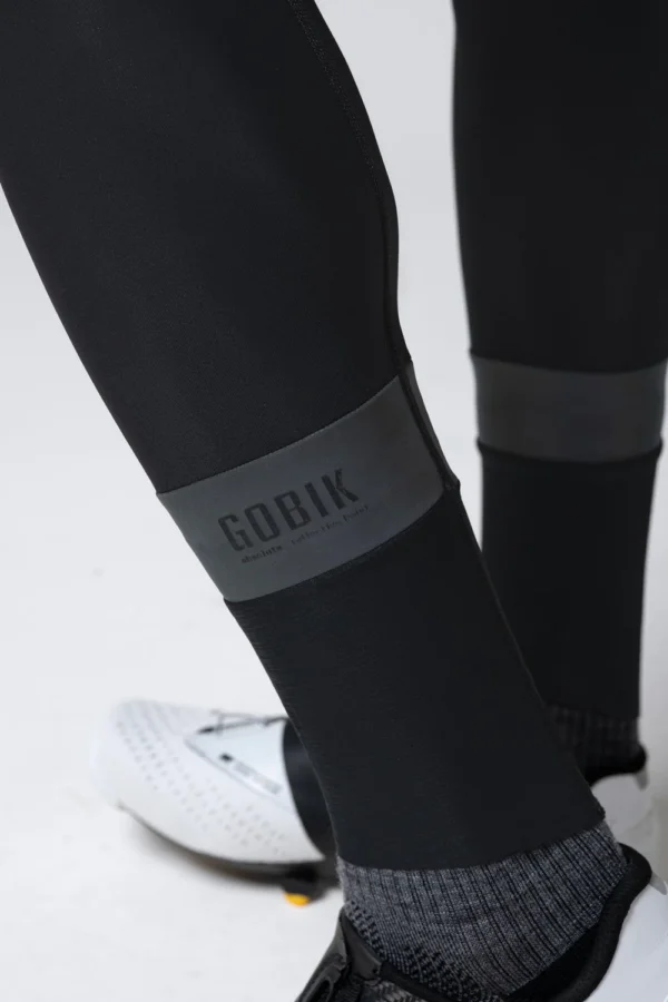 El culotte largo de ciclismo para invierno está diseñado para ciclistas que buscan protección térmica y comodidad durante los meses fríos. Con tecnología RAINLAB que proporciona protección al viento y lluvia ligera, este culotte asegura un aislamiento excelente en temperaturas de 0-15 ºC. Su tejido térmico con fleece interior y la badana K10 Graphene de Elastic Interface® garantizan una compresión muscular ideal y un confort duradero durante largos entrenamientos. Además, los tirantes con hilo de grafeno favorecen la regulación térmica y tienen propiedades antibacterianas. Con detalles reflectantes y un ajuste envolvente, es el culotte perfecto para ciclistas en climas fríos y desafiantes.