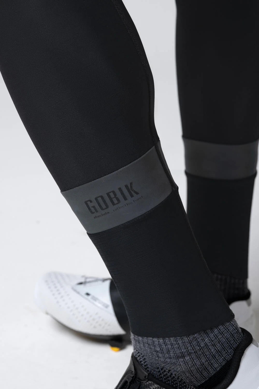 El culotte largo de ciclismo para invierno está diseñado para ciclistas que buscan protección térmica y comodidad durante los meses fríos. Con tecnología RAINLAB que proporciona protección al viento y lluvia ligera, este culotte asegura un aislamiento excelente en temperaturas de 0-15 ºC. Su tejido térmico con fleece interior y la badana K10 Graphene de Elastic Interface® garantizan una compresión muscular ideal y un confort duradero durante largos entrenamientos. Además, los tirantes con hilo de grafeno favorecen la regulación térmica y tienen propiedades antibacterianas. Con detalles reflectantes y un ajuste envolvente, es el culotte perfecto para ciclistas en climas fríos y desafiantes.
