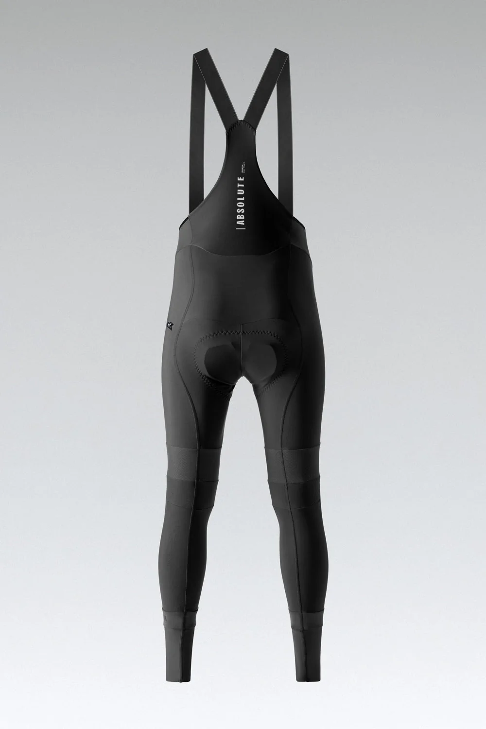 El culotte largo de ciclismo para invierno está diseñado para ciclistas que buscan protección térmica y comodidad durante los meses fríos. Con tecnología RAINLAB que proporciona protección al viento y lluvia ligera, este culotte asegura un aislamiento excelente en temperaturas de 0-15 ºC. Su tejido térmico con fleece interior y la badana K10 Graphene de Elastic Interface® garantizan una compresión muscular ideal y un confort duradero durante largos entrenamientos. Además, los tirantes con hilo de grafeno favorecen la regulación térmica y tienen propiedades antibacterianas. Con detalles reflectantes y un ajuste envolvente, es el culotte perfecto para ciclistas en climas fríos y desafiantes.
