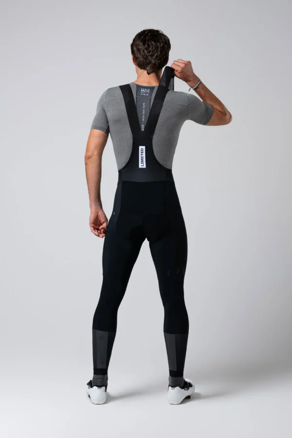 Culotte largo de ciclismo con protección térmica DUAL-SHIELD, badana K7, tirantes transpirables y detalles reflectantes, ideal para entrenamientos en temperaturas de 0-15 ºC. Ofrece aislamiento, transpirabilidad y confort durante rutas largas.