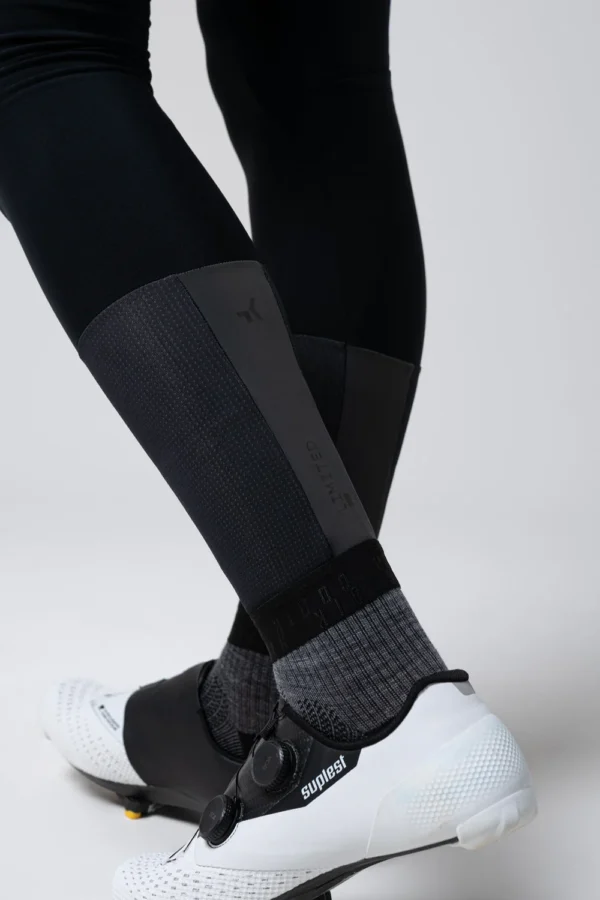 Culotte largo de ciclismo con protección térmica DUAL-SHIELD, badana K7, tirantes transpirables y detalles reflectantes, ideal para entrenamientos en temperaturas de 0-15 ºC. Ofrece aislamiento, transpirabilidad y confort durante rutas largas.