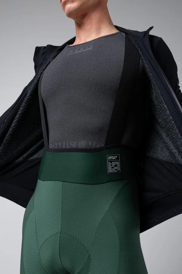 La Gobik Armour 2.0 es la chaqueta perfecta para enfrentar el frío extremo. Diseñada con tejidos térmicos de alto rendimiento y una construcción resistente al viento y la lluvia, garantiza comodidad y protección en tus rutas más exigentes. Su ajuste ergonómico y detalles técnicos la convierten en una prenda imprescindible para ciclistas que buscan rendimiento sin concesiones.