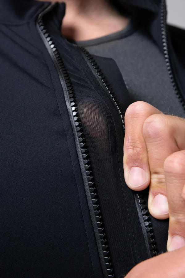 La Gobik Armour 2.0 es la chaqueta perfecta para enfrentar el frío extremo. Diseñada con tejidos térmicos de alto rendimiento y una construcción resistente al viento y la lluvia, garantiza comodidad y protección en tus rutas más exigentes. Su ajuste ergonómico y detalles técnicos la convierten en una prenda imprescindible para ciclistas que buscan rendimiento sin concesiones.