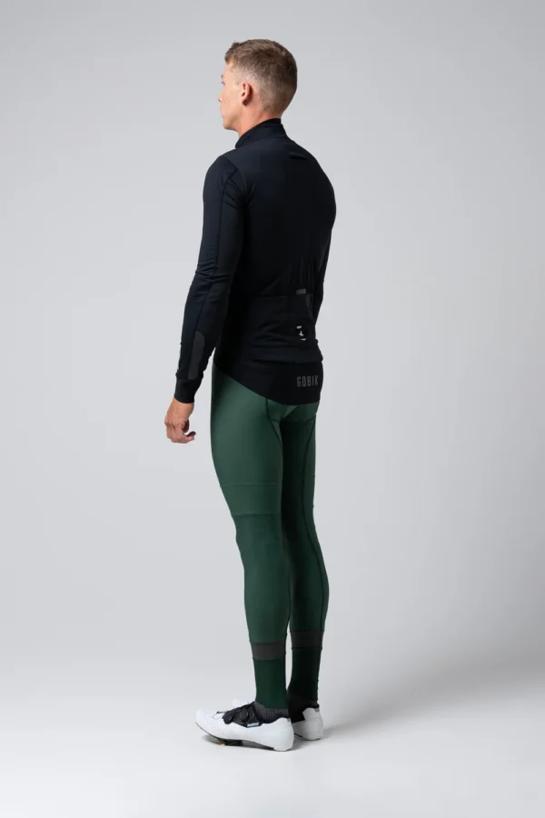 La Gobik Armour 2.0 es la chaqueta perfecta para enfrentar el frío extremo. Diseñada con tejidos térmicos de alto rendimiento y una construcción resistente al viento y la lluvia, garantiza comodidad y protección en tus rutas más exigentes. Su ajuste ergonómico y detalles técnicos la convierten en una prenda imprescindible para ciclistas que buscan rendimiento sin concesiones.