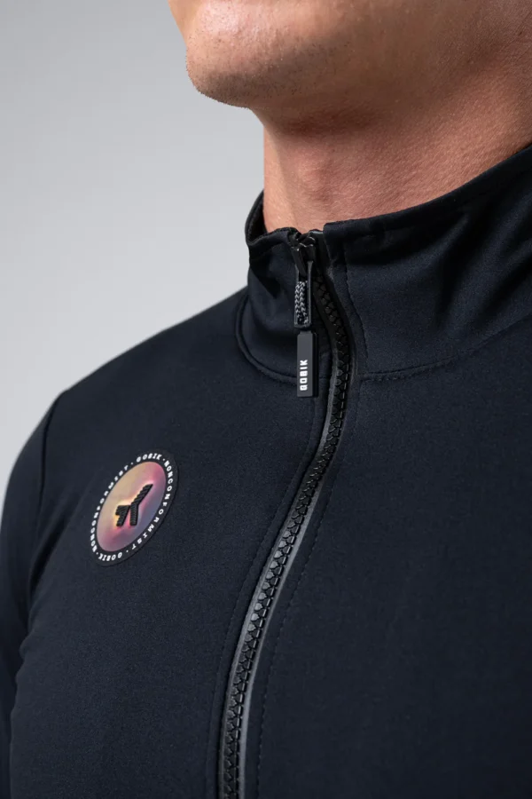 La Gobik Armour 2.0 es la chaqueta perfecta para enfrentar el frío extremo. Diseñada con tejidos térmicos de alto rendimiento y una construcción resistente al viento y la lluvia, garantiza comodidad y protección en tus rutas más exigentes. Su ajuste ergonómico y detalles técnicos la convierten en una prenda imprescindible para ciclistas que buscan rendimiento sin concesiones.