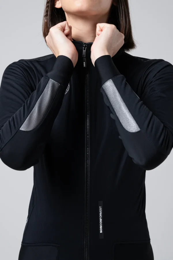 La Gobik Armour 2.0 es la chaqueta perfecta para enfrentar el frío extremo. Diseñada con tejidos térmicos de alto rendimiento y una construcción resistente al viento y la lluvia, garantiza comodidad y protección en tus rutas más exigentes. Su ajuste ergonómico y detalles técnicos la convierten en una prenda imprescindible para ciclistas que buscan rendimiento sin concesiones.