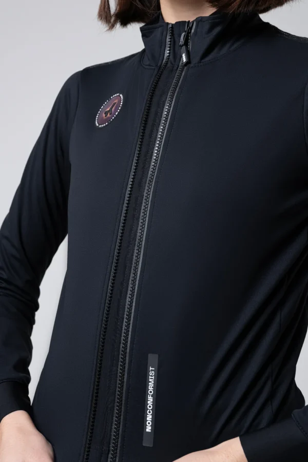 La Gobik Armour 2.0 es la chaqueta perfecta para enfrentar el frío extremo. Diseñada con tejidos térmicos de alto rendimiento y una construcción resistente al viento y la lluvia, garantiza comodidad y protección en tus rutas más exigentes. Su ajuste ergonómico y detalles técnicos la convierten en una prenda imprescindible para ciclistas que buscan rendimiento sin concesiones.