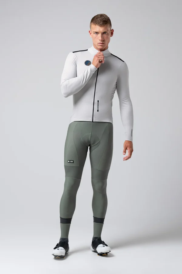 Descripción: Protección y aerodinámica del más alto nivel. Con tecnología aislante Polartec® Power Shield™ Pro, membrana transpirable, cortaviento e impermeable de origen vegetal y sin PFAS, que utiliza la difusión molecular, en lugar de microporos, para expulsar el vapor de agua al tiempo que mantiene una barrera contra las gotas de agua.