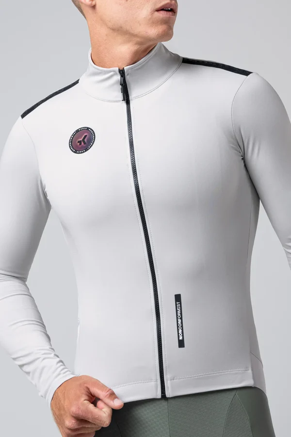 Descripción: Protección y aerodinámica del más alto nivel. Con tecnología aislante Polartec® Power Shield™ Pro, membrana transpirable, cortaviento e impermeable de origen vegetal y sin PFAS, que utiliza la difusión molecular, en lugar de microporos, para expulsar el vapor de agua al tiempo que mantiene una barrera contra las gotas de agua.