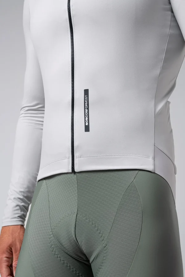 Descripción: Protección y aerodinámica del más alto nivel. Con tecnología aislante Polartec® Power Shield™ Pro, membrana transpirable, cortaviento e impermeable de origen vegetal y sin PFAS, que utiliza la difusión molecular, en lugar de microporos, para expulsar el vapor de agua al tiempo que mantiene una barrera contra las gotas de agua.