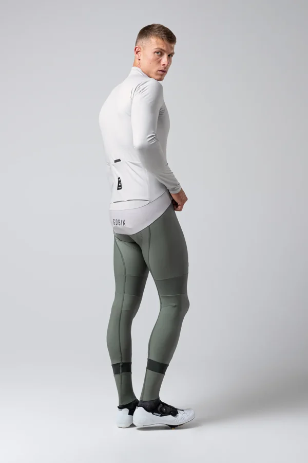 Descripción: Protección y aerodinámica del más alto nivel. Con tecnología aislante Polartec® Power Shield™ Pro, membrana transpirable, cortaviento e impermeable de origen vegetal y sin PFAS, que utiliza la difusión molecular, en lugar de microporos, para expulsar el vapor de agua al tiempo que mantiene una barrera contra las gotas de agua.