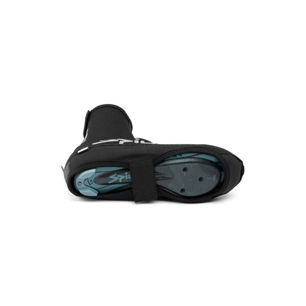 El Cubrezapatillas Spiuk Top Ten Membrana está diseñado para ciclistas que buscan una protección completa durante el invierno frente a las inclemencias del tiempo. ❄️ Cuenta con una excelente protección WindProof y actúa como barrera eficaz contra lluvias moderadas 🌧️. Su forro interno ErgodryWarm mantiene una temperatura ideal en todo momento, incluso en los días más fríos. 🔥