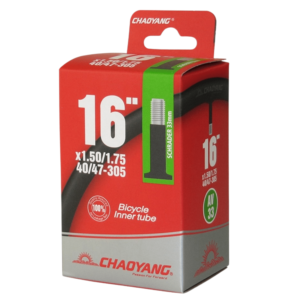 La 🛞 Cámara Chaoyang 16″ x 1,50/1,75 con válvula A/V de 33 mm es ideal para mantener tu bicicleta 🚲 lista para cualquier aventura. Compatible con neumáticos de 1.50 a 1.75, esta cámara ofrece una gran resistencia y durabilidad 💪. Su válvula A/V de 33 mm es perfecta para un inflado rápido y fácil 🚀. ¡No dejes que un pinchazo te frene! Disfruta de un rendimiento óptimo y la máxima seguridad en cada ruta 🌟.