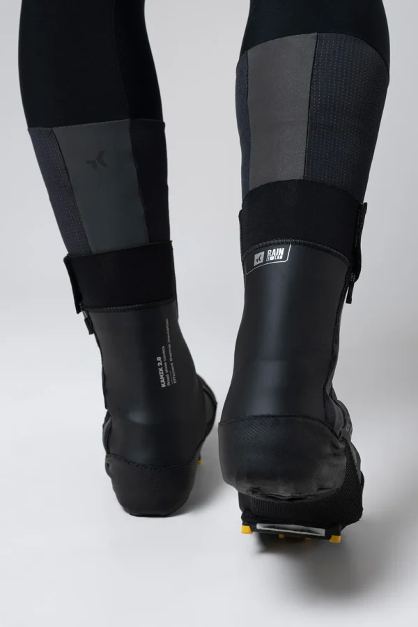 Optimiza tu rendimiento y protege tus pies con nuestros cubrezapatillas diseñados específicamente para ciclistas que enfrentan condiciones climáticas frías y lluviosas. ¡No dejes que el mal tiempo te detenga!