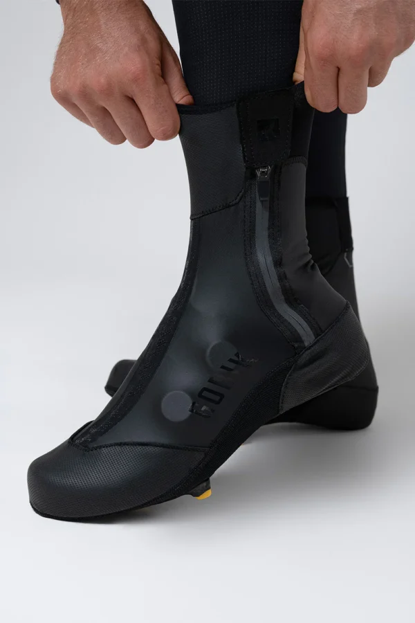 Optimiza tu rendimiento y protege tus pies con nuestros cubrezapatillas diseñados específicamente para ciclistas que enfrentan condiciones climáticas frías y lluviosas. ¡No dejes que el mal tiempo te detenga!