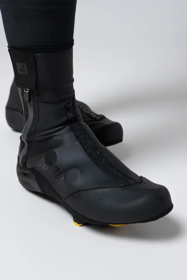 Optimiza tu rendimiento y protege tus pies con nuestros cubrezapatillas diseñados específicamente para ciclistas que enfrentan condiciones climáticas frías y lluviosas. ¡No dejes que el mal tiempo te detenga!