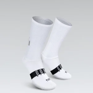 En la lucha contra el crono, todo detalle importa. Hemos diseñado estos calcetines con una altura prolongada dentro de los estándares UCI, con un tejido perforado de baja resistencia al viento, que ofrece una regulación de temperatura óptima. La impresión interior de silicona garantiza su adherencia creando un efecto segunda piel, que también contribuye a la aerodinámica al prescindir del clásico dobladillo