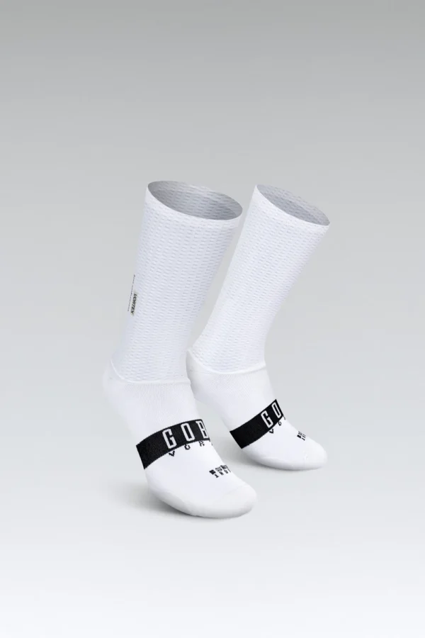 En la lucha contra el crono, todo detalle importa. Hemos diseñado estos calcetines con una altura prolongada dentro de los estándares UCI, con un tejido perforado de baja resistencia al viento, que ofrece una regulación de temperatura óptima. La impresión interior de silicona garantiza su adherencia creando un efecto segunda piel, que también contribuye a la aerodinámica al prescindir del clásico dobladillo