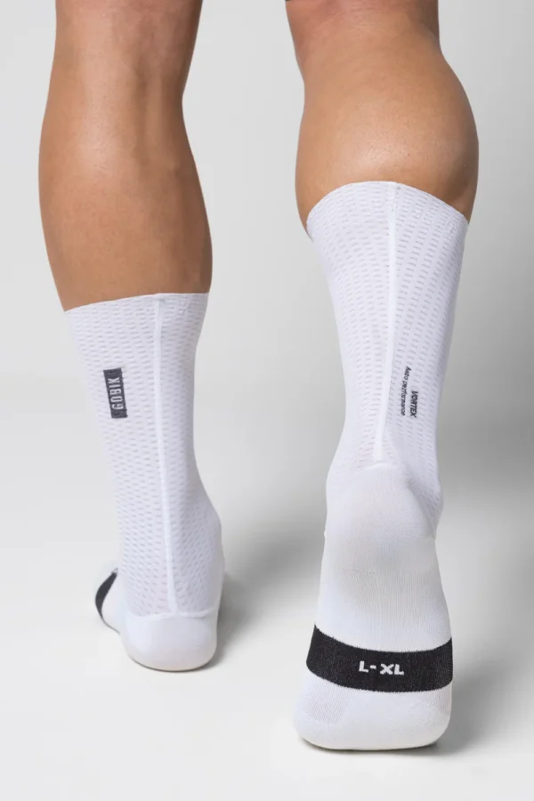 En la lucha contra el crono, todo detalle importa. Hemos diseñado estos calcetines con una altura prolongada dentro de los estándares UCI, con un tejido perforado de baja resistencia al viento, que ofrece una regulación de temperatura óptima. La impresión interior de silicona garantiza su adherencia creando un efecto segunda piel, que también contribuye a la aerodinámica al prescindir del clásico dobladillo