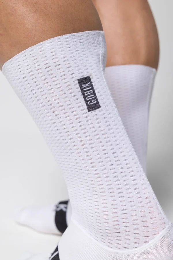 En la lucha contra el crono, todo detalle importa. Hemos diseñado estos calcetines con una altura prolongada dentro de los estándares UCI, con un tejido perforado de baja resistencia al viento, que ofrece una regulación de temperatura óptima. La impresión interior de silicona garantiza su adherencia creando un efecto segunda piel, que también contribuye a la aerodinámica al prescindir del clásico dobladillo