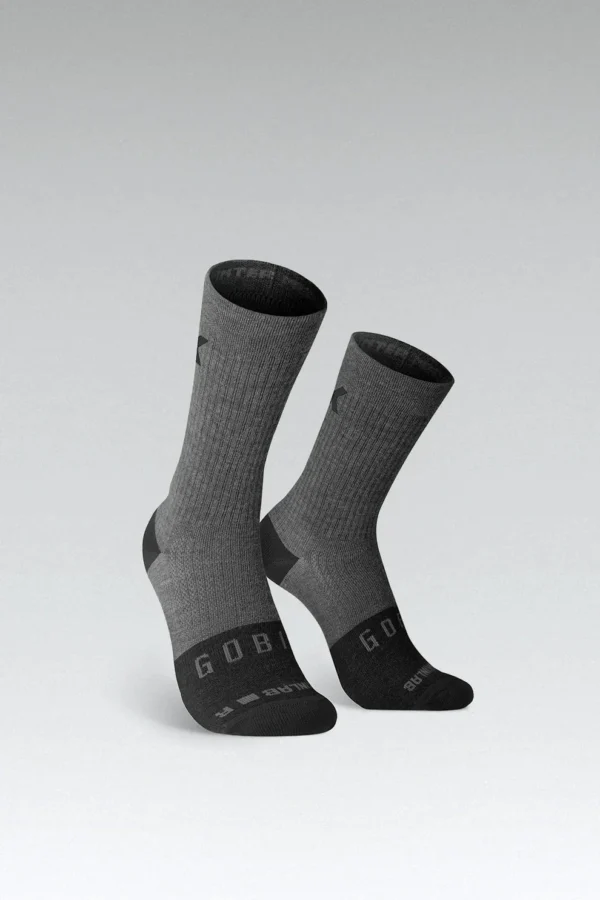 Con lana merino que permite que la piel respire, quede aislada de la humedad y protegida del frío. Aumenta tu rendimiento y confort en tus salidas invernales. Fibra natural suave, que no pica. Antibacterianos y resistentes a olores. Aislantes y termorreguladores.