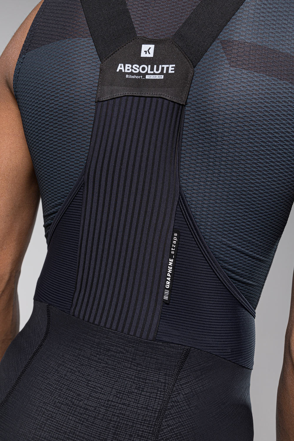 Culotte de ciclismo de alto rendimiento para hombre, con badana K10 Elastic Interface®, lycra texturizada, tirantes con grafeno y bandas elásticas para un ajuste perfecto, transpirabilidad y protección solar UPF 50+. Ideal para rutas largas y competiciones.
