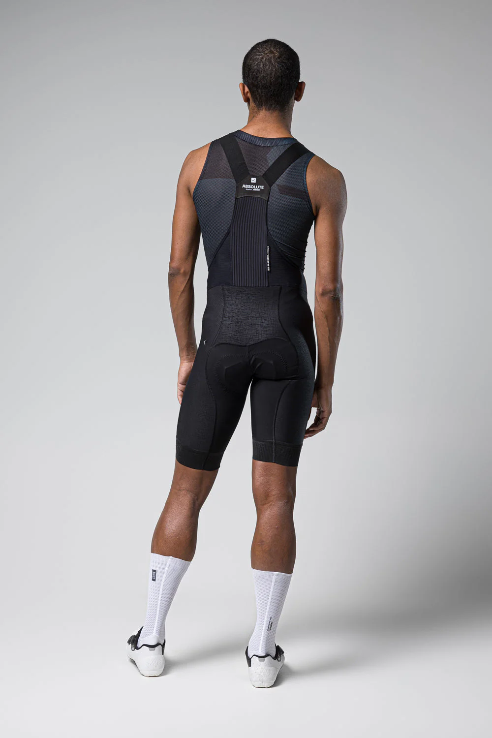 Culotte de ciclismo de alto rendimiento para hombre, con badana K10 Elastic Interface®, lycra texturizada, tirantes con grafeno y bandas elásticas para un ajuste perfecto, transpirabilidad y protección solar UPF 50+. Ideal para rutas largas y competiciones.