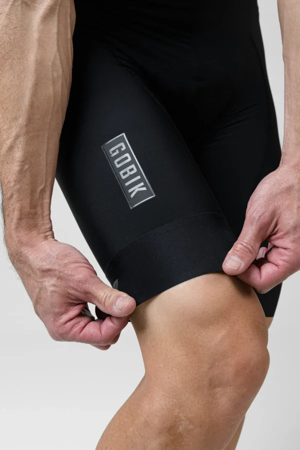 Culotte de ciclismo negro con tirantes transpirables, badana K10 Graphene y bandas elásticas en los muslos para un ajuste cómodo y seguro.