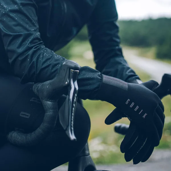 Guantes impermeables de neopreno para ciclismo 🚴‍♂️, ideales en lluvia y frío ❄️. Con silicona para un agarre firme, compatibilidad táctil 📱 y detalles reflectantes para mayor seguridad ✨.