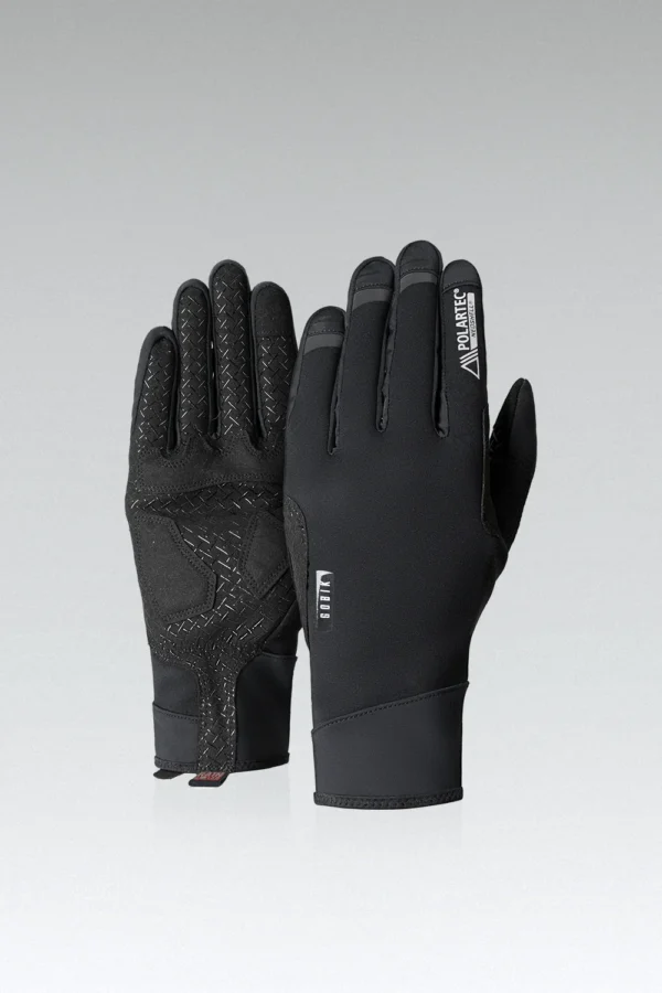 "Guantes Gobik Neoshell Bora en color negro, con diseño ergonómico y tejido Polartec® Neoshell. Proporcionan protección contra viento y agua, aislamiento térmico y agarre seguro gracias a su palma de silicona. Incluyen compatibilidad táctil en los dedos índice y pulgar, perfectos para climas adversos."