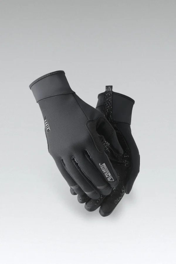 "Guantes Gobik Neoshell Bora en color negro, con diseño ergonómico y tejido Polartec® Neoshell. Proporcionan protección contra viento y agua, aislamiento térmico y agarre seguro gracias a su palma de silicona. Incluyen compatibilidad táctil en los dedos índice y pulgar, perfectos para climas adversos."