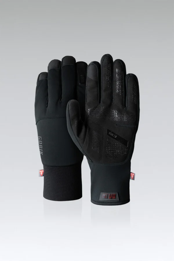 Guantes de invierno cortavientos y resistentes al agua, con aislamiento Primaloft® Gold, palma con silicona para mejor agarre, patrón segmentado para mayor libertad de movimiento y puño de neopreno 3D. Dispositivos táctiles compatibles en los dedos índice y pulgar. Logo reflectante para visibilidad en condiciones de baja luz.