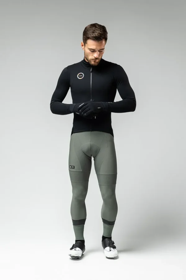 "Guantes Gobik Neoshell Bora en color negro, con diseño ergonómico y tejido Polartec® Neoshell. Proporcionan protección contra viento y agua, aislamiento térmico y agarre seguro gracias a su palma de silicona. Incluyen compatibilidad táctil en los dedos índice y pulgar, perfectos para climas adversos."