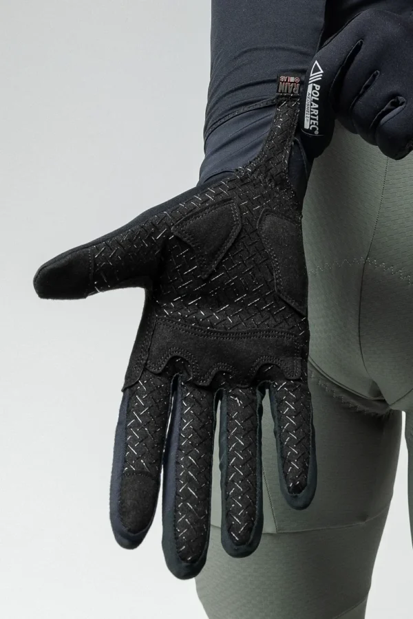 "Guantes Gobik Neoshell Bora en color negro, con diseño ergonómico y tejido Polartec® Neoshell. Proporcionan protección contra viento y agua, aislamiento térmico y agarre seguro gracias a su palma de silicona. Incluyen compatibilidad táctil en los dedos índice y pulgar, perfectos para climas adversos."