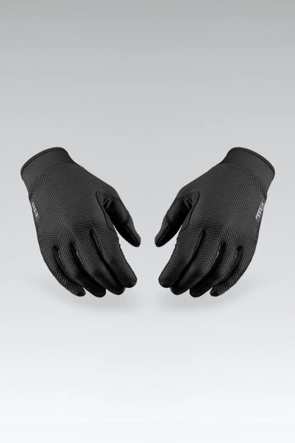 🌟 ¡La nueva evolución de guantes para tus aventuras Off-Road! 🌲🚴‍♂️ Diseñados para proteger tus manos, mantenerlas frescas y darte un control total sobre el manillar. Su tejido jacquard mesh 4-Way Stretch ofrece elasticidad y durabilidad, mientras que la palma perforada garantiza un excelente control de humedad. Con puño de neopreno transpirable y compatibilidad táctil, son el complemento ideal para rutas en clima cálido o templado. 💨👌